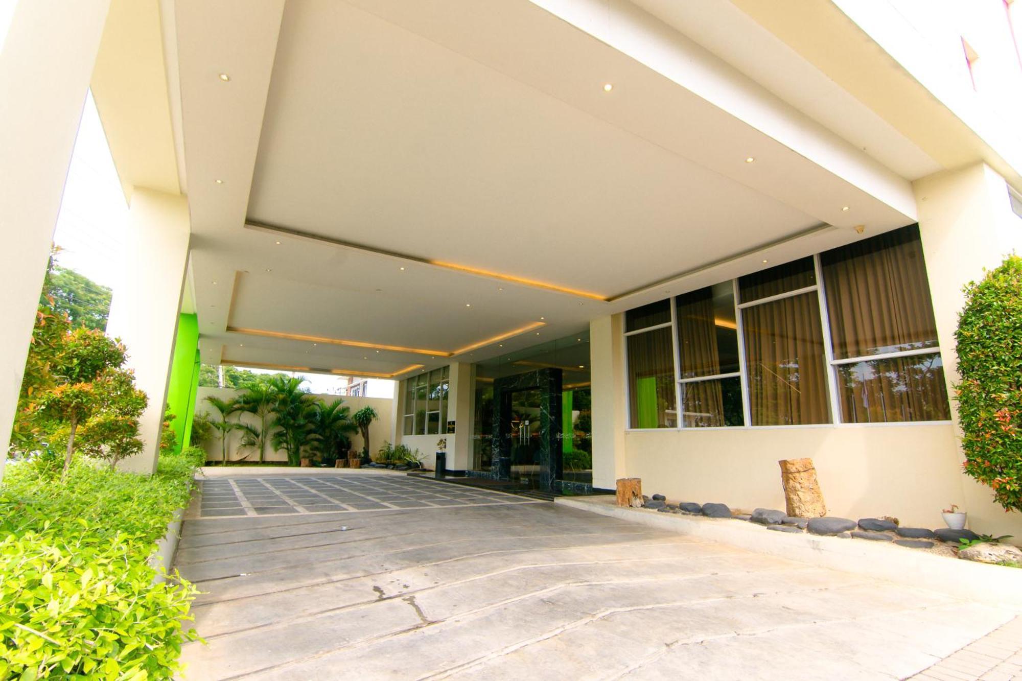 Front One Hotel Purwodadi Purwodadi  Exterior foto